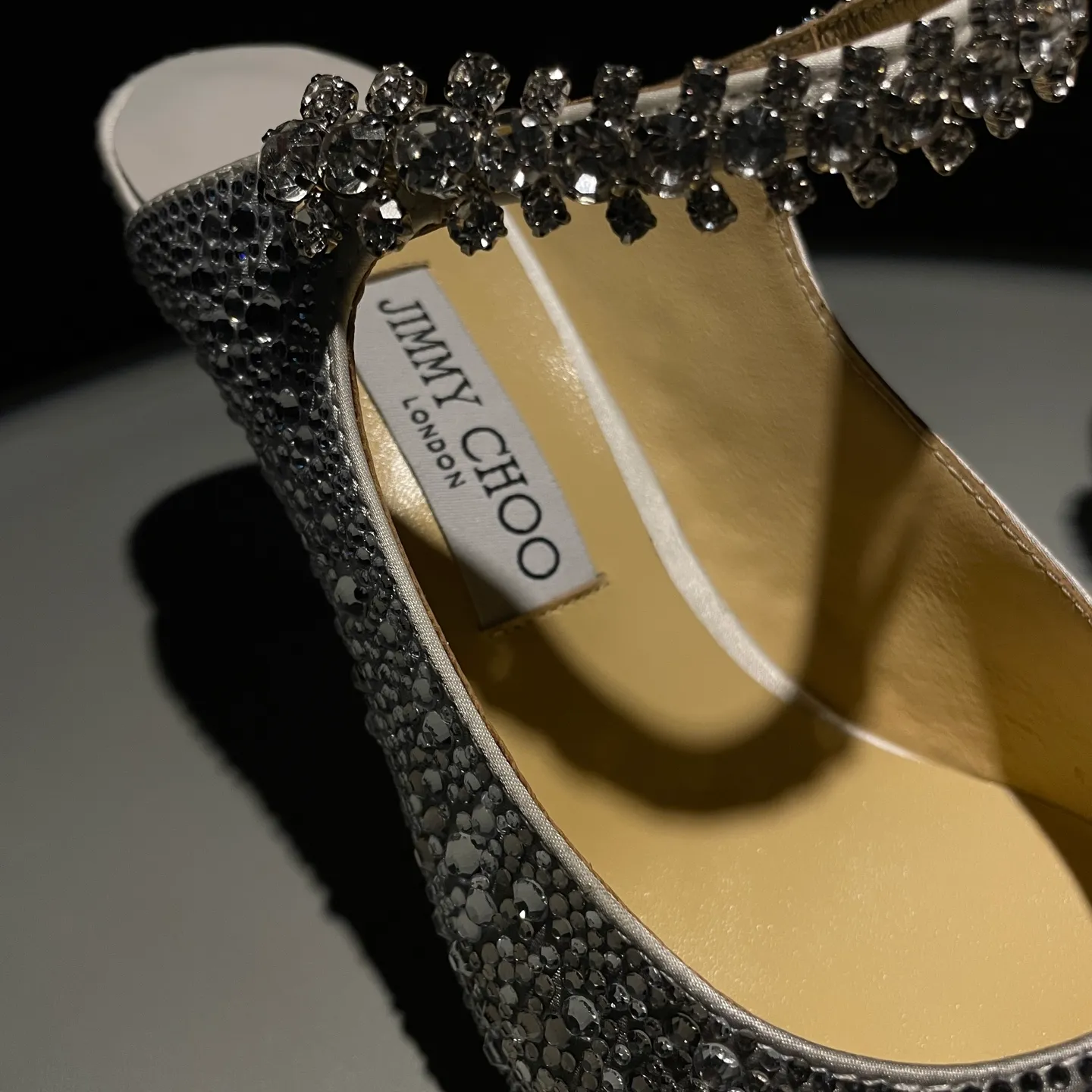 💕💕Factory direct selling price p680💕💕Jimmy Choo/Jimmy Choo classic diamond chain, pointed toe high-heeled slippers, crystal slippers, superb crystal slippers, so beautiful that you can’t take your eyes away. The shape of the shoes is very delicate, not too narrow and long, and the internal space is enough to allow the toes to relax enough. The rhinestones outline a charming arc on the instep, which is simply beautiful. It has a 360-degree surrounding fairy atmosphere, gorgeous but not exaggerated! ! The fabric is made of original customized material. The lining and toes are made of imported sheepskin. Customized A-grade Italian cowhide genuine leather sole. Heel height: 6.5cm 8.5cm Size: 35-39 (34/40/41/42/43 customized)